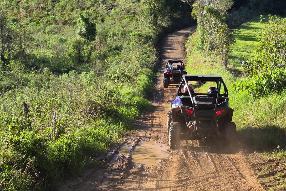 UTV subindo trilha de terra entre morros